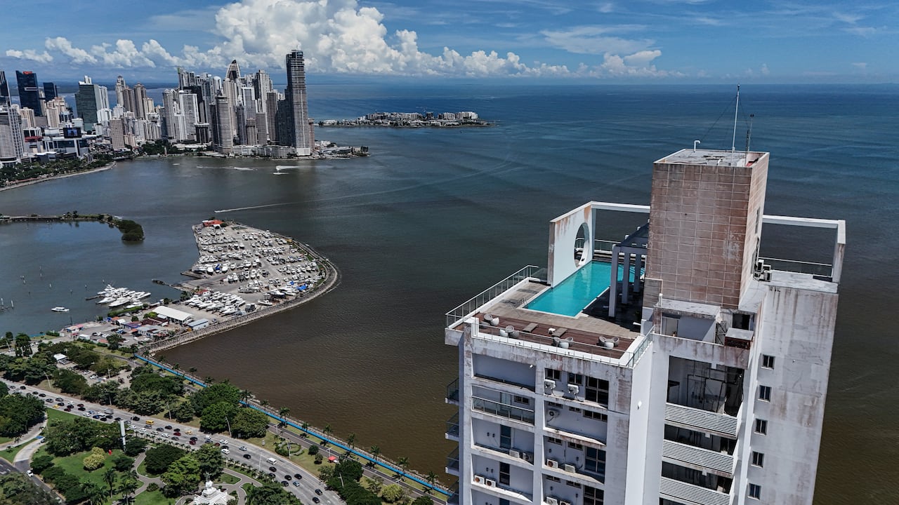 Esta vista aérea muestra la bahía de Panamá tras un fuerte terremoto de magnitud 7,6 que sacudió el país; la imagen fue tomada en Ciudad de Panamá el 9 de octubre de 2026.