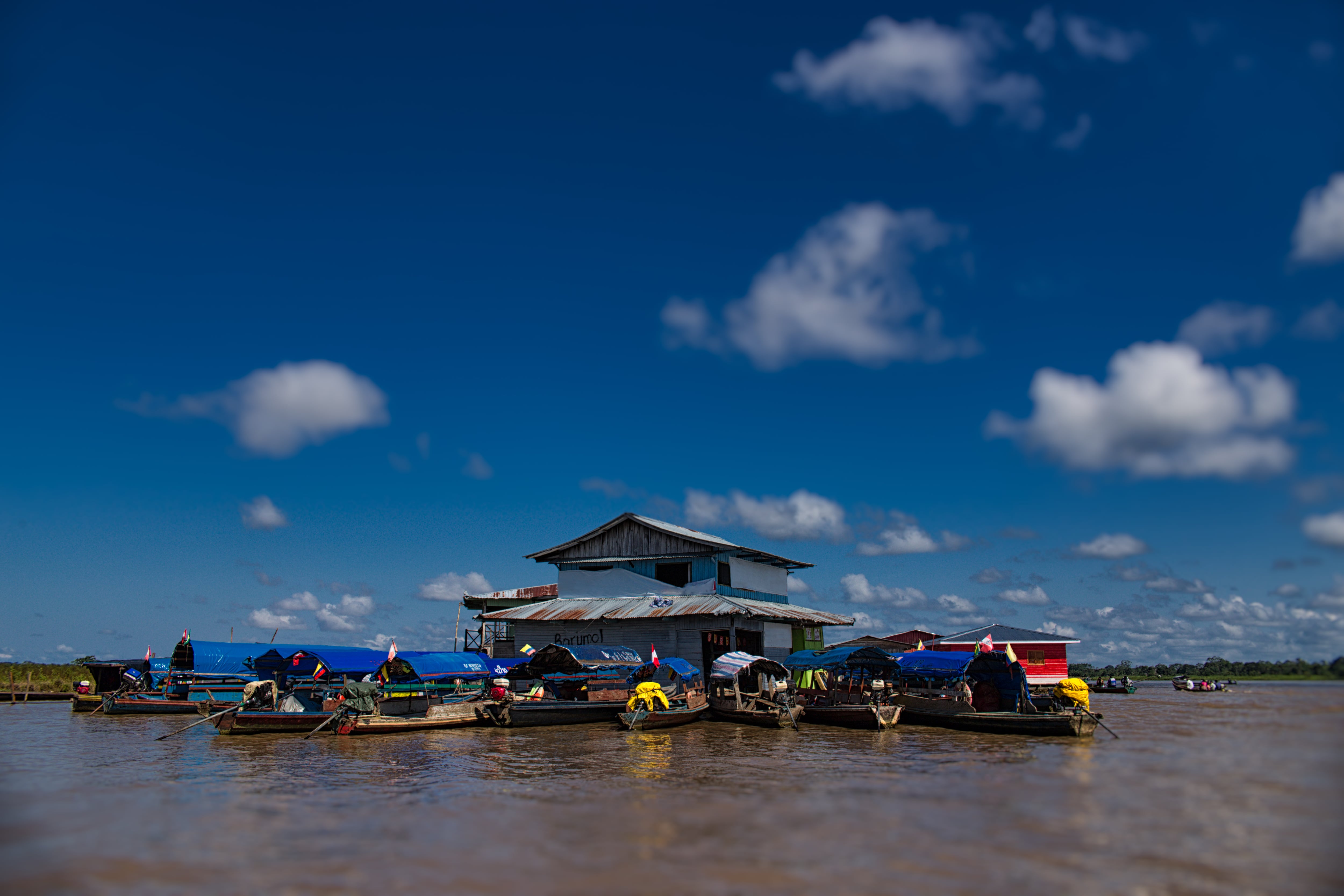 Un montón de barcos "estacionados" en un supermercado en medio del río Amazonas, cerca a Santa Rosa de Loreto