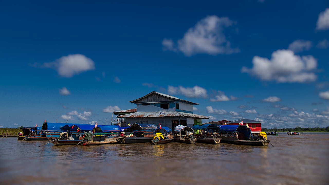 Un montón de barcos "estacionados" en un supermercado en medio del río Amazonas, cerca a Santa Rosa de Loreto