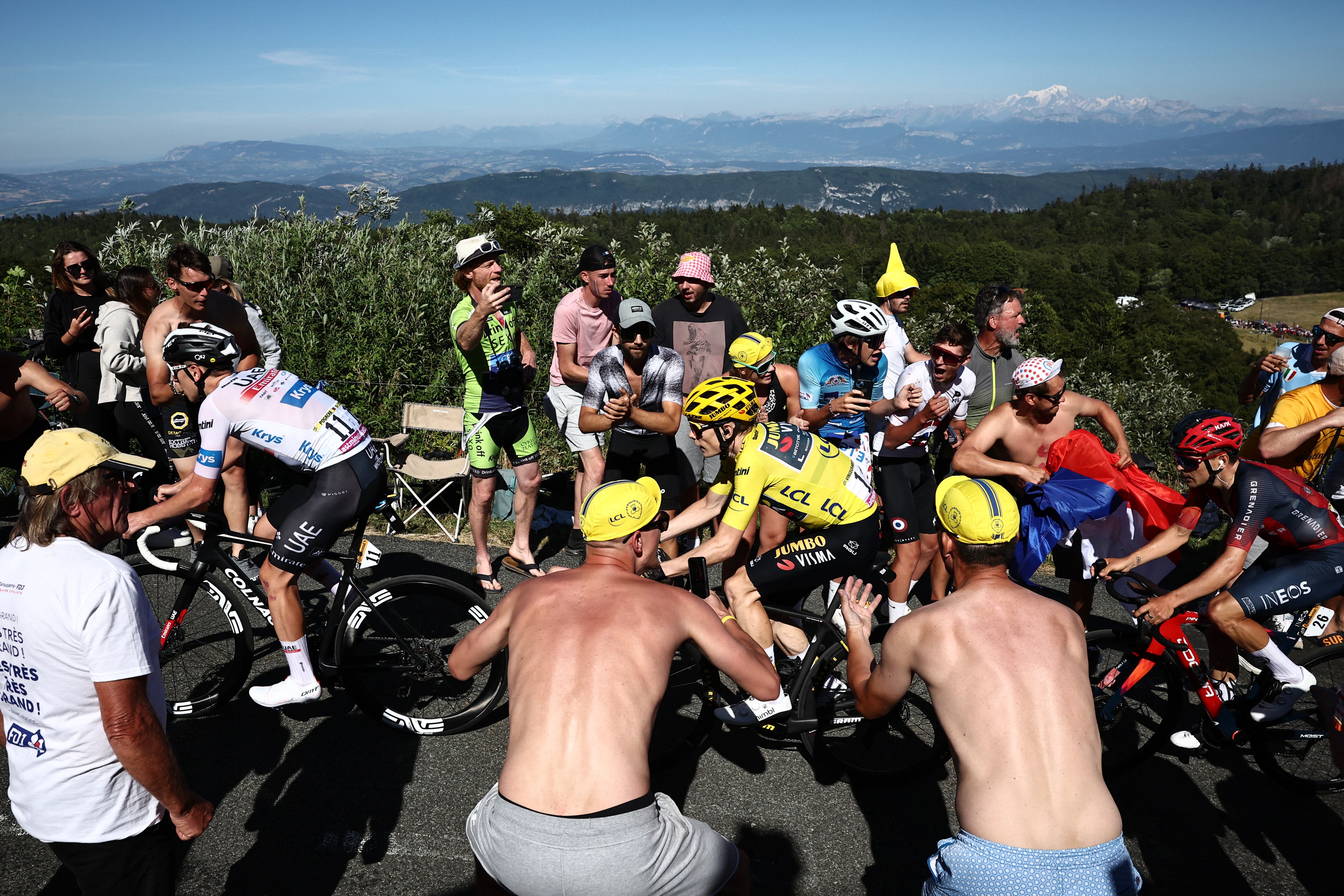 Tadej Pogacar (blanco) y Jonas Vingegaard son los dos grandes favoritos al título del Tour de Francia 2023.