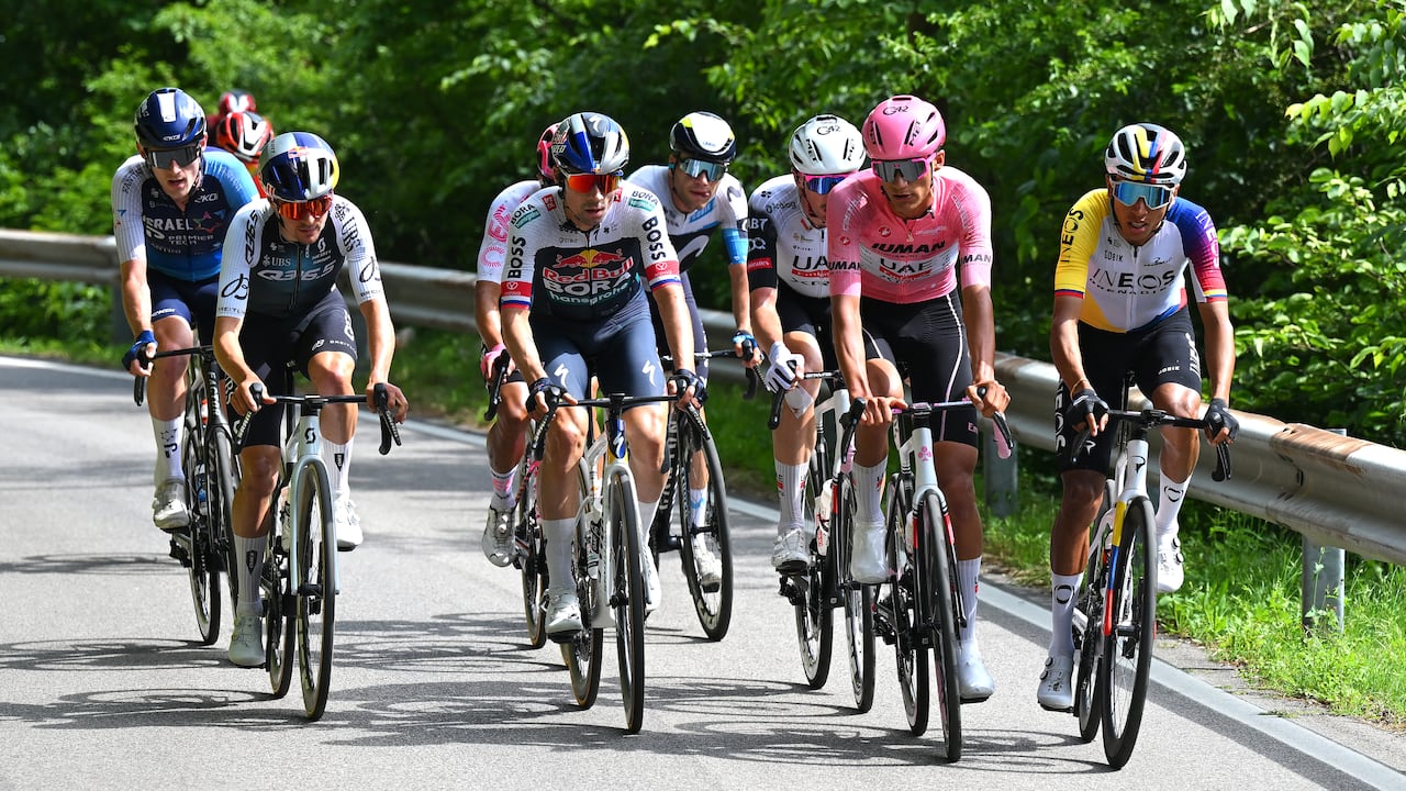 Primož Roglič en el pelotón de favoritos del Giro de Italia 2025.