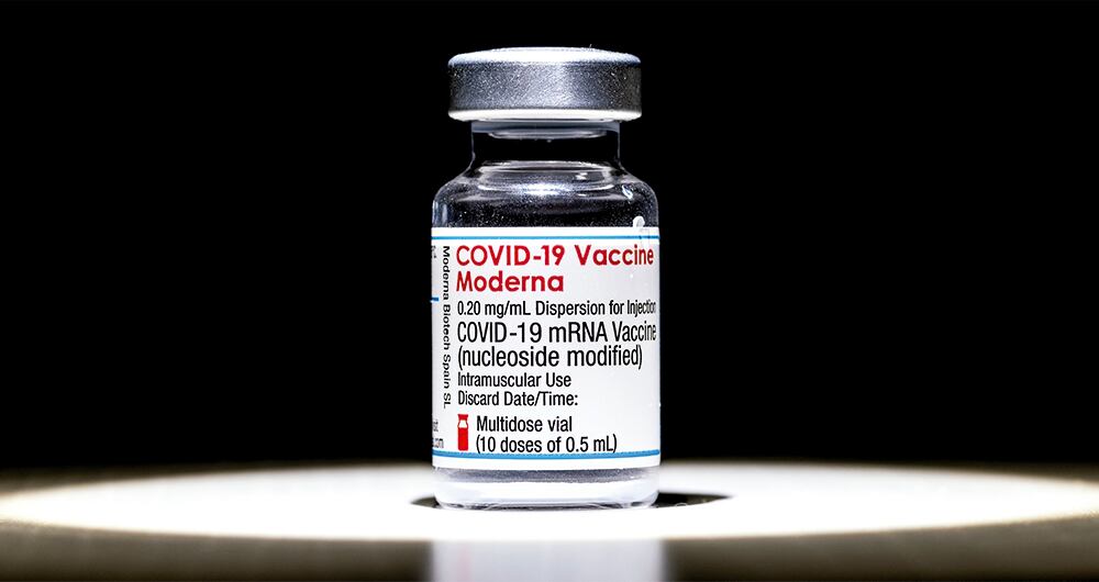 De acuerdo con las autoridades sanitarias, la curva de casos y muertes por el virus ha bajado en las últimas semanas impulsada también por el avance del Plan Nacional de Vacunación.