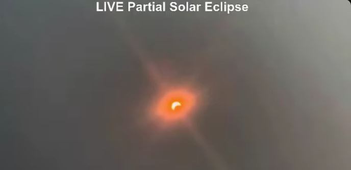 Así se ve el eclipse solar de este domingo en Nueva Zelanda y otras partes del mundo.