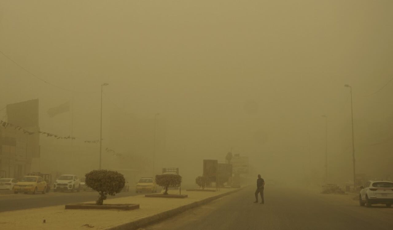Así lucen las calles de Baghdad por el paso de la tormenta de arena que ya dejó un muerto