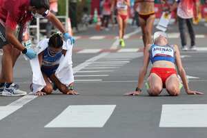 La italiana Antonella Palmisano (izquierda), primera clasificada, y la colombiana Sandra Lorena Arenas (derecha), segunda clasificada, reaccionan después de cruzar la línea de meta en la final de la carrera femenina de 20 km durante los Juegos Olímpicos de Tokio 2020 en el parque Sapporo Odori en Sapporo el 6 de agosto. 2021. (Foto de Giuseppe CACACE / AFP)