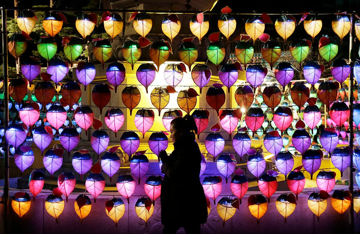 Una mujer reza durante celebraciones de año nuevo en el templo budista Jogye en Seúl, Corea del Sur. (AP)