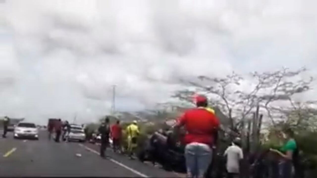 El comandante del Departamento de Policía Guajira, coronel Gabriel Hernando García Arrieta, dijo que entre las víctimas se encuentran tres ciudadanos venezolanos
