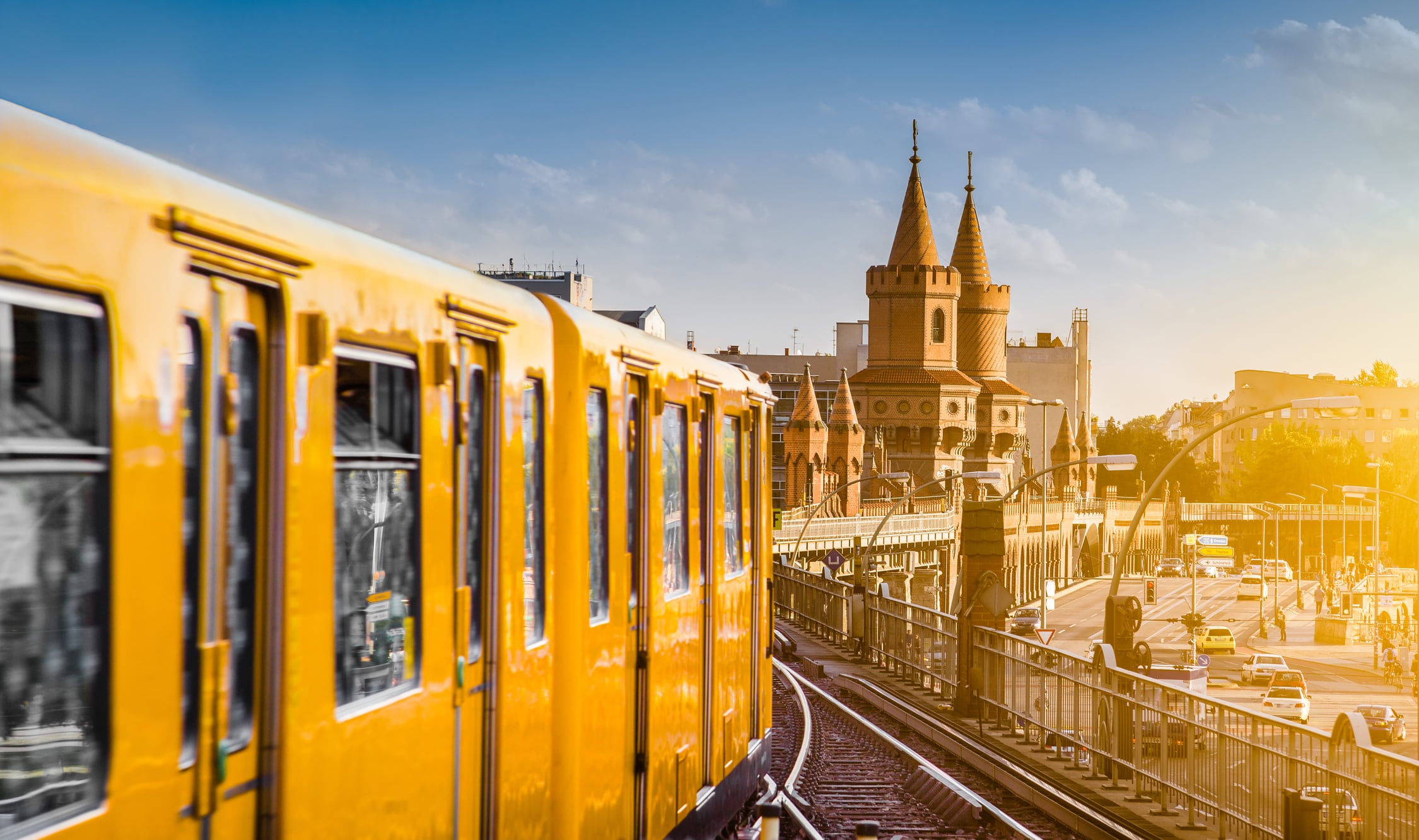 U-Bahn berlinés con el famoso puente Oberbaum al fondo con una hermosa luz dorada del atardecer al atardecer, Berlín Friedrichshain-Kreuzberg, Alemania
