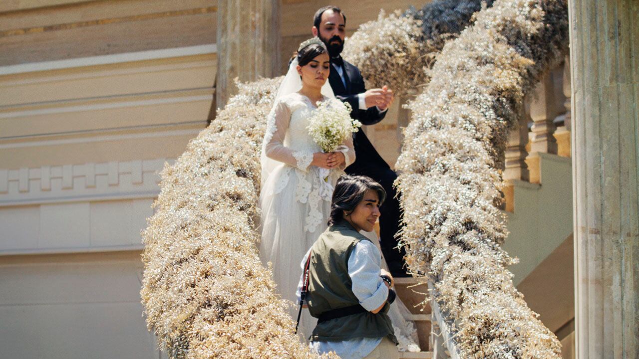 Panahi encamina una historia de trasfondo muy serio sumando personajes inesperados y contrastando sus puntos de vista. Esto le da tonos y rumbos distintos.