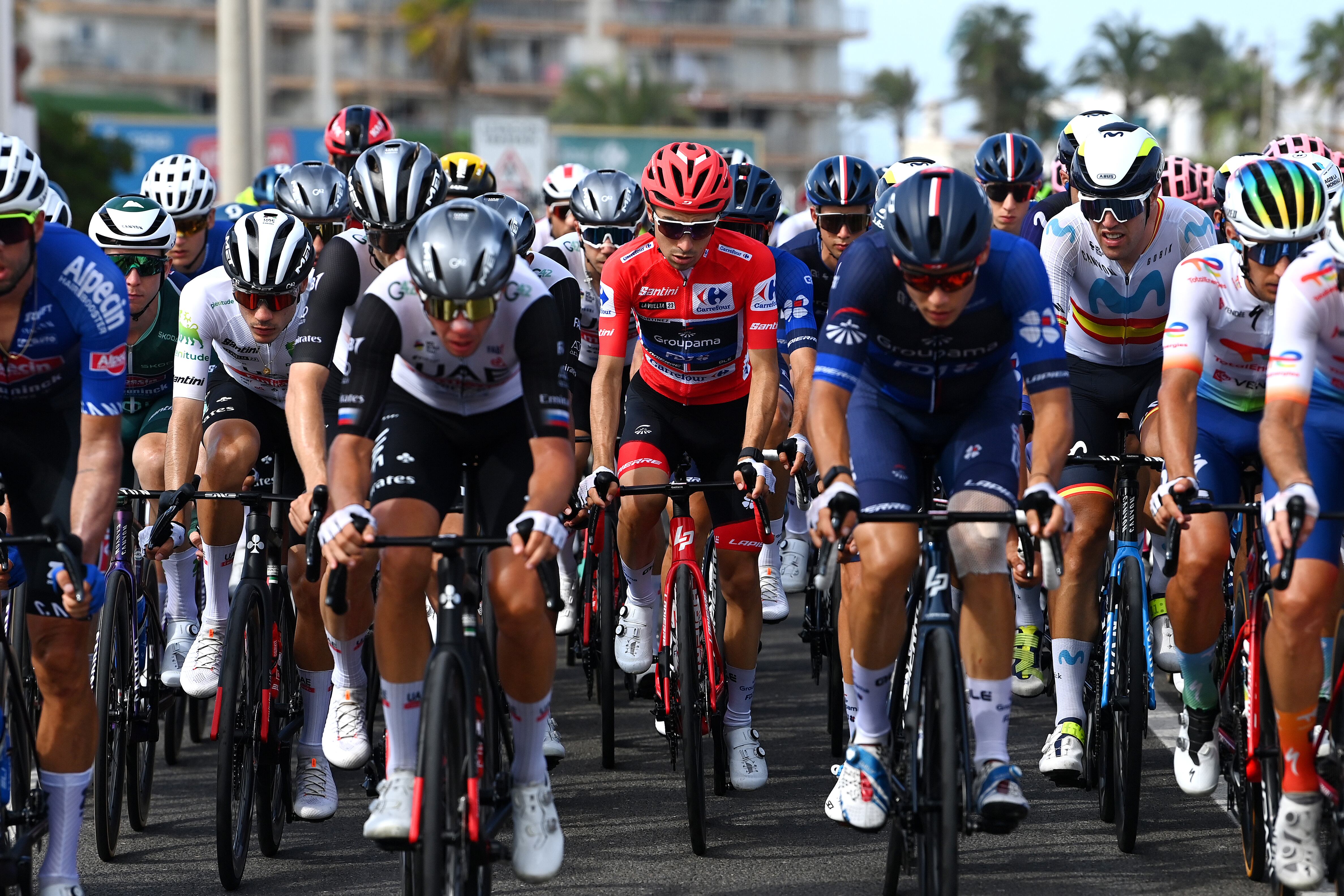 OLIVA, ESPAÑA - 1 DE SEPTIEMBRE: (De izquierda a derecha) Juan Ayuso de España y UAE Team Emirates - White Best Young Rider Jersey, Lenny Martínez de Francia y Team Groupama - FDJ - Red Leader Jersey y Oier Lazkano López de España y Movistar Team compiten durante el 78° Vuelta a España 2023, Etapa 7 una etapa de 200,8km de Utiel a Oliva / #UCIWT / el 01 de septiembre de 2023 en Oliva, España. (Foto de Tim de Waele/Getty Images)
