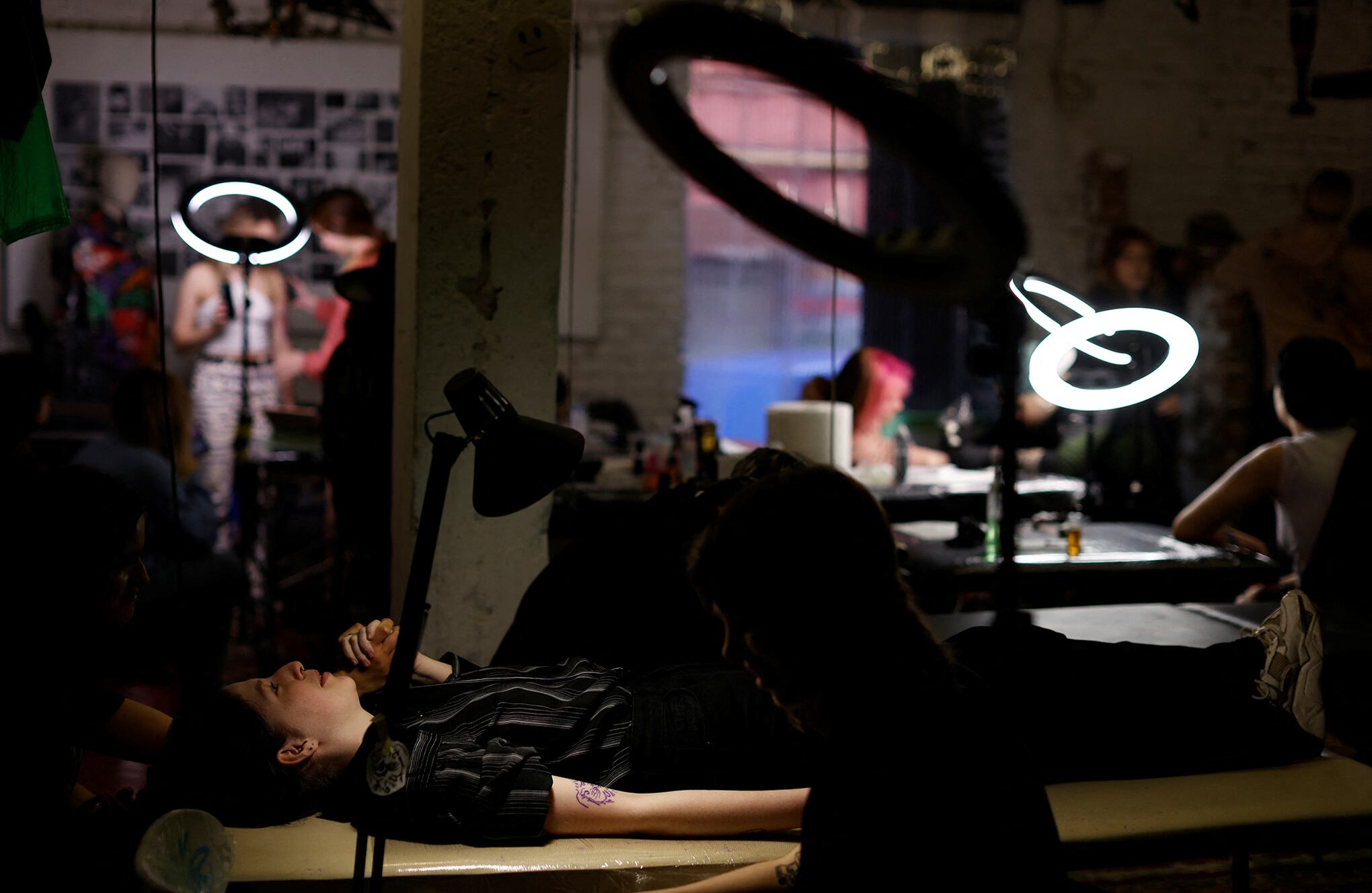 En imágenes : Los ucranianos se hacen tatuajes para recaudar fondos para el ejército ucraniano