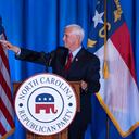 El ex vicepresidente de EE. UU. y aspirante a la presidencia de 2024, Mike Pence, habla en la Convención del Partido Republicano de Carolina del Norte en Greensboro, Carolina del Norte
