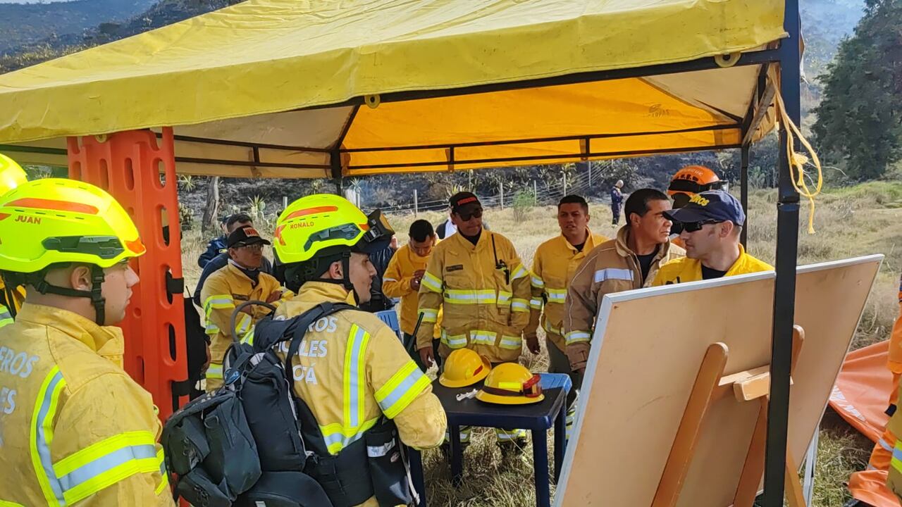 Bomberos están trabajando desde la tarde en controlar los incendios forestales en Mondoñedo. Foto: Twitter. @BomberosBogota