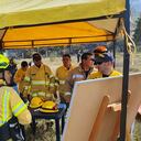 Bomberos están trabajando desde la tarde en controlar los incendios forestales en Mondoñedo. Foto: Twitter. @BomberosBogota