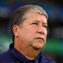 Bolillo Gómez en partido de fútbol desde la raya técnica