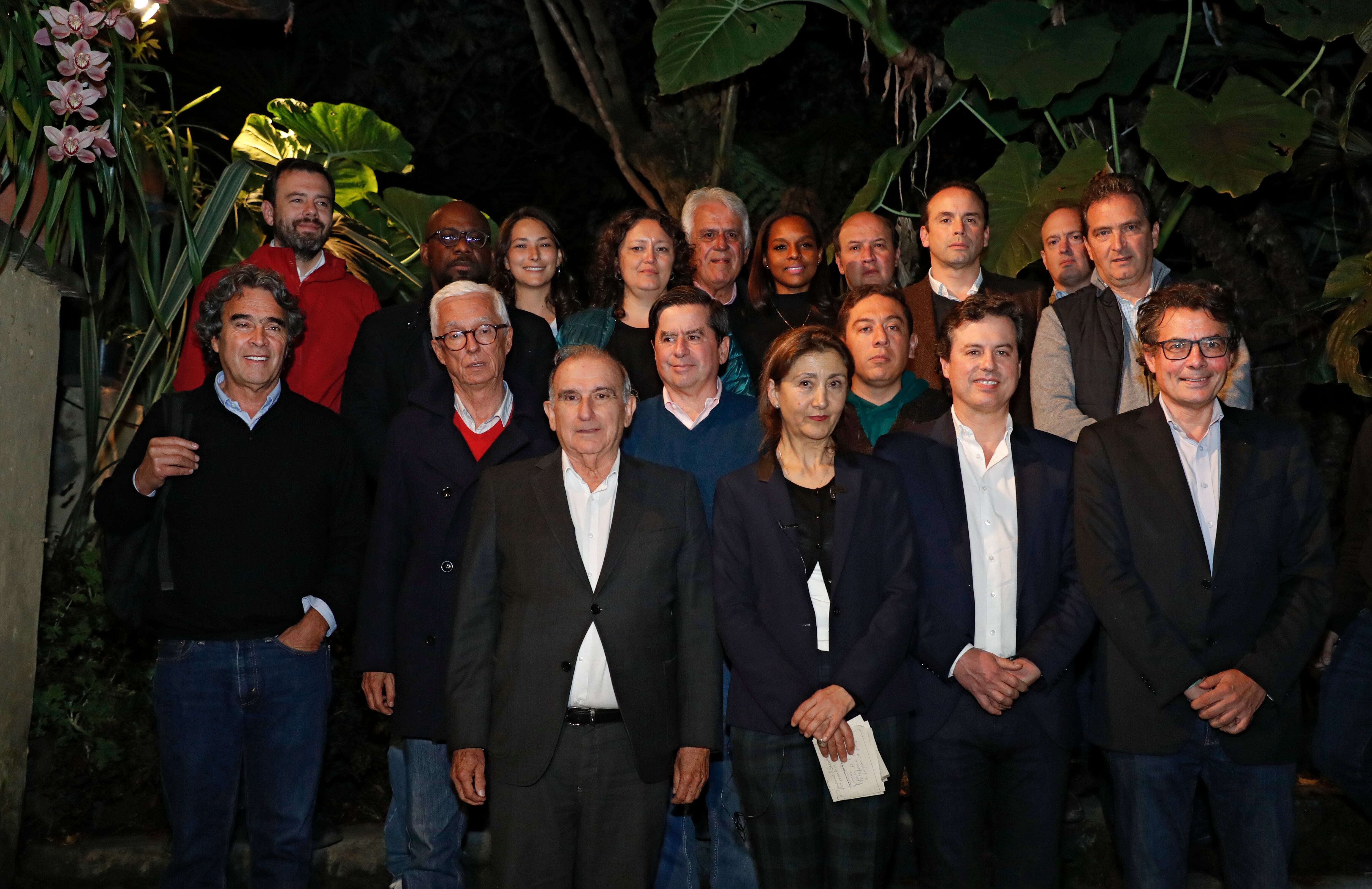 Coalición Centro Esperanza para las elecciones presidenciales de 2022 cónclave
Los precandidatos serán Sergio Fajardo, Juan Manuel Galán, Alejandro Gaviria, Jorge Enrique Robledo, Carlos Amaya y Juan Fernando Cristo en compañia de Ingrid Betancourt y Humberto de la Calle
Bogotá noviembre 28 del 2021
Foto Guillermo Torres Reina / Semana