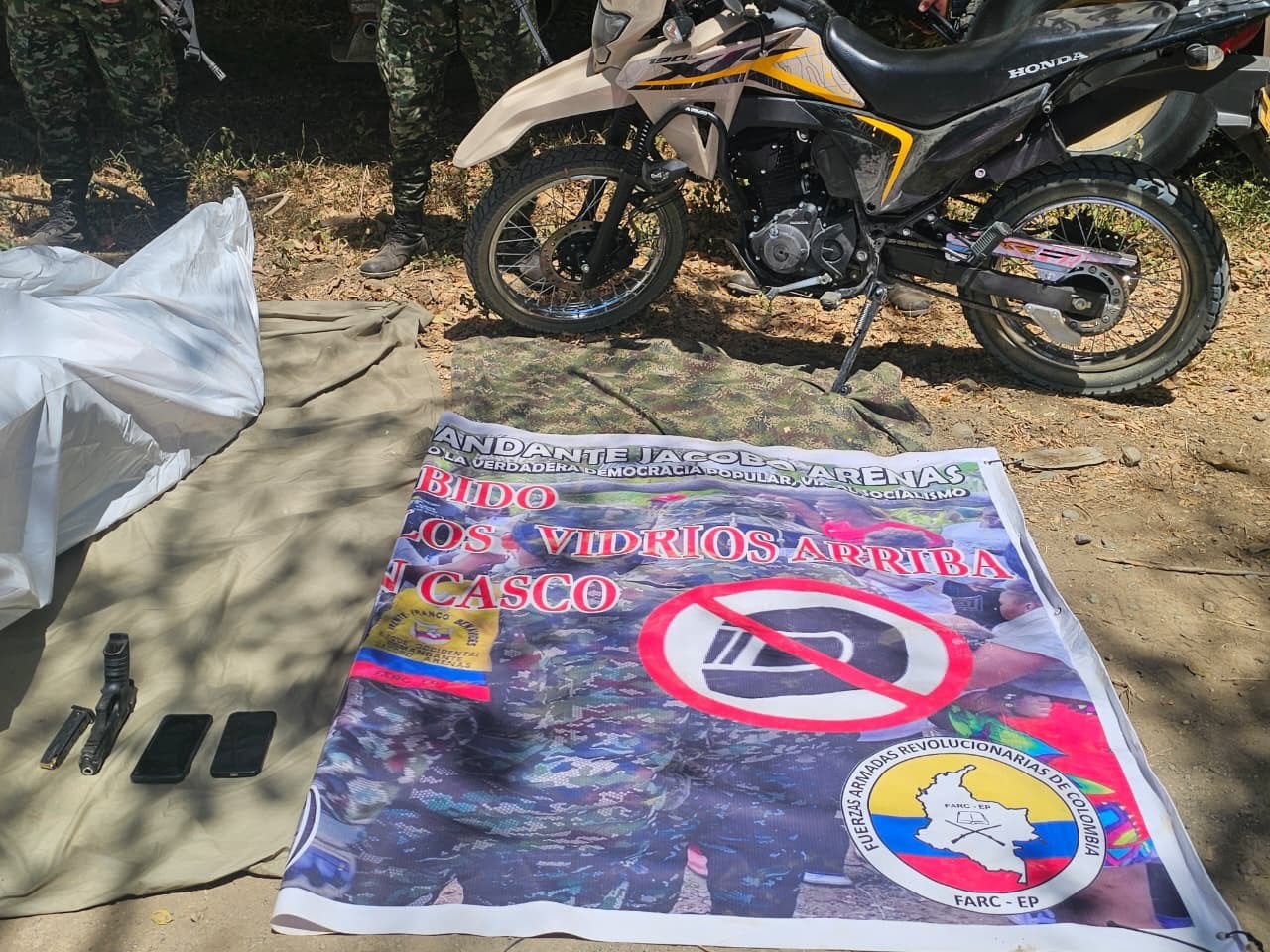 Elementos decomisados a los disidentes dados de baja por el Ejército.