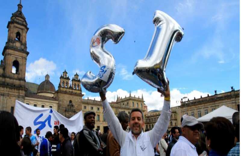 Varios comités promotores del por el sí en el plebiscito hicieron presencia en el evento capitalino. Álvaro Tavera /SEMANA