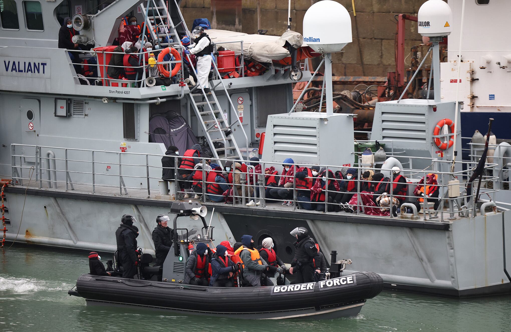 Migrantes rescatados llegan a las costas de Gran Bretaña.
