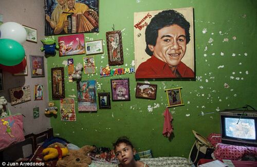 Jenny, de ocho años, comparte este cuarto con su madre, padrastro y sus cuatro hermanos. Foto: cortesía Juan Arredondo / DailyMail.