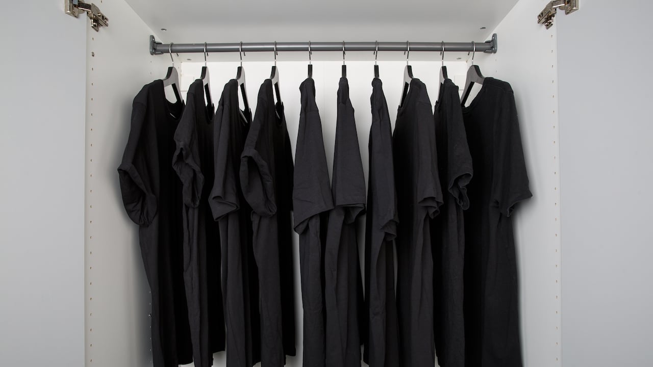 Para evitar que esta prenda pierda ese vibrante color negro, muchas personas recurren a trucos caseros como el jugo de limón o el bicarbonato.