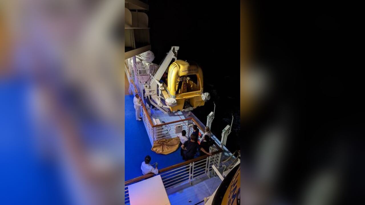 Uno de los pasajeros del crucero Joshua Reynolds publicó en Facebook una foto de la operación de rescate.