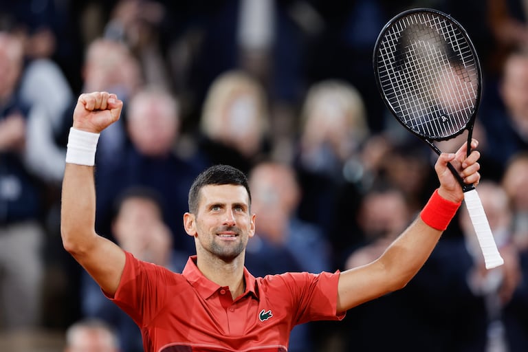 El serbio Novak Djokovic celebra ganar su partido de segunda ronda del Abierto de Francia de tenis contra el español Roberto Carballés Baena en el estadio Roland Garros de París, el jueves 30 de mayo de 2024. (Foto AP/Jean-Francois Badias)