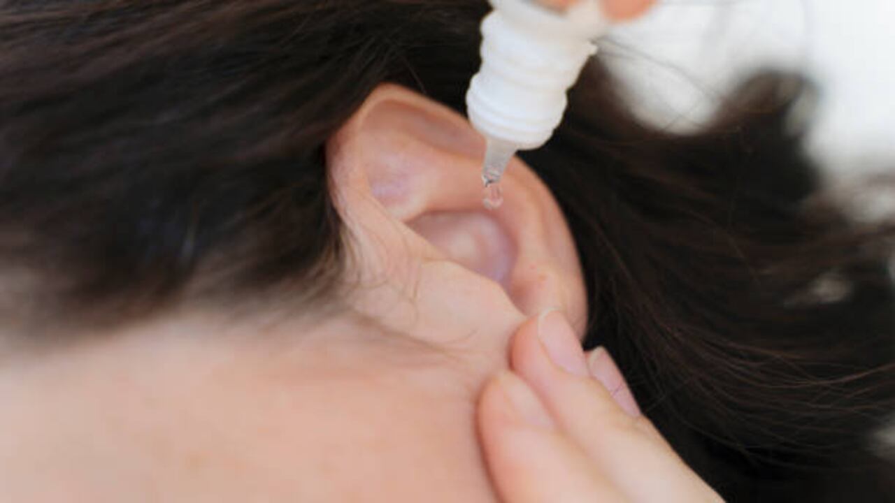 El tratamiento para tratar la otitis es por medio de gotas.