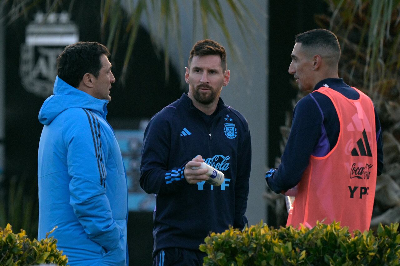 Argentina's forward Lionel Messi (C) and forward Angel Di Maria (R) chat during a training session in Ezeiza, Buenos Aires, on September 5, 2023, ahead of FIFA World Cup 2026 qualifier football matches against Ecuador on September 7 in Buenos Aires and with Bolivia on September 12 in La Paz. (Photo by JUAN MABROMATA / AFP)