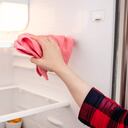 La nevera acumula bacterias y gérmenes.