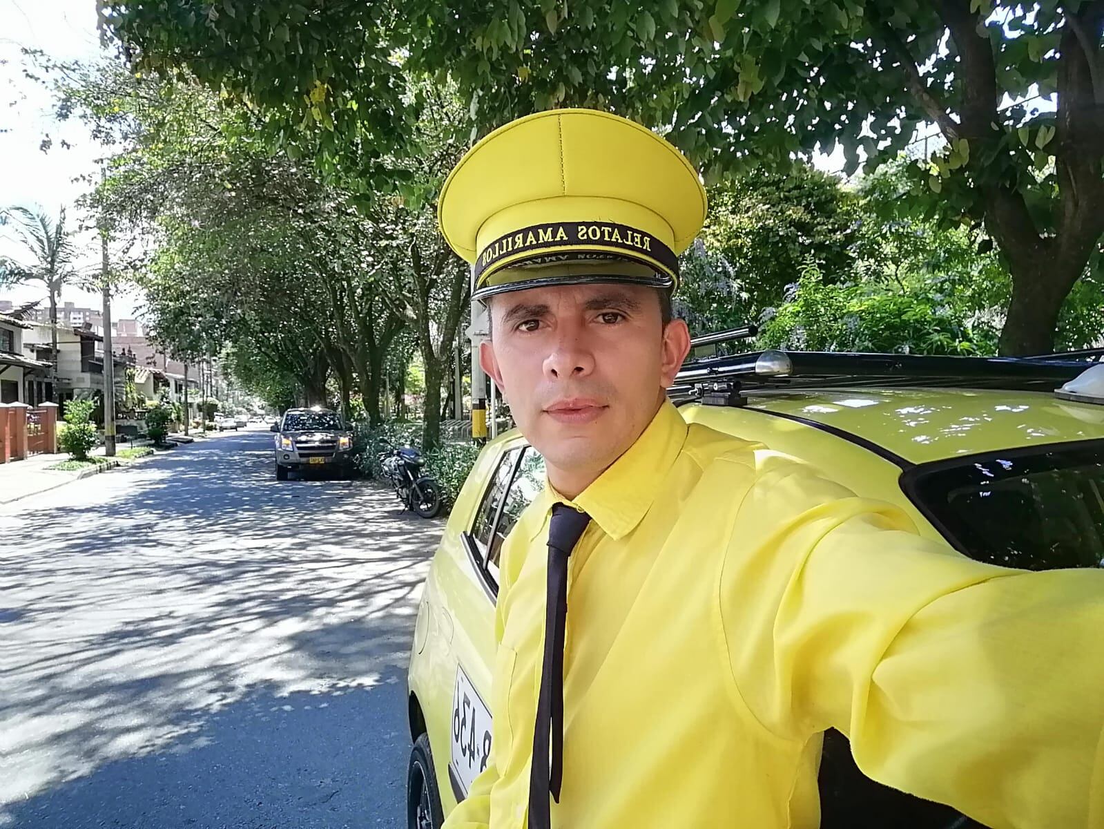 Juan Carlos Espinosa, taxista que cuenta radionovelas