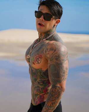 Yéferson Cossio acostumbra a hacer ejercicio, por lo que su apariencia musculosa es una de sus características más comentadas en redes sociales.