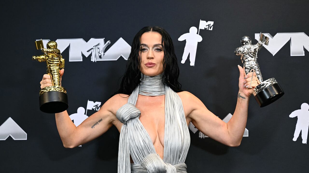 La cantante estadounidense Katy Perry posa en la sala de prensa con el premio Michael Jackson Video Vanguard y con el premio a la interpretación más icónica de los VMA por "Roar" durante los MTV Video Music Awards en el UBS Arena de Elmont, Nueva York, el 11 de septiembre de 2024.