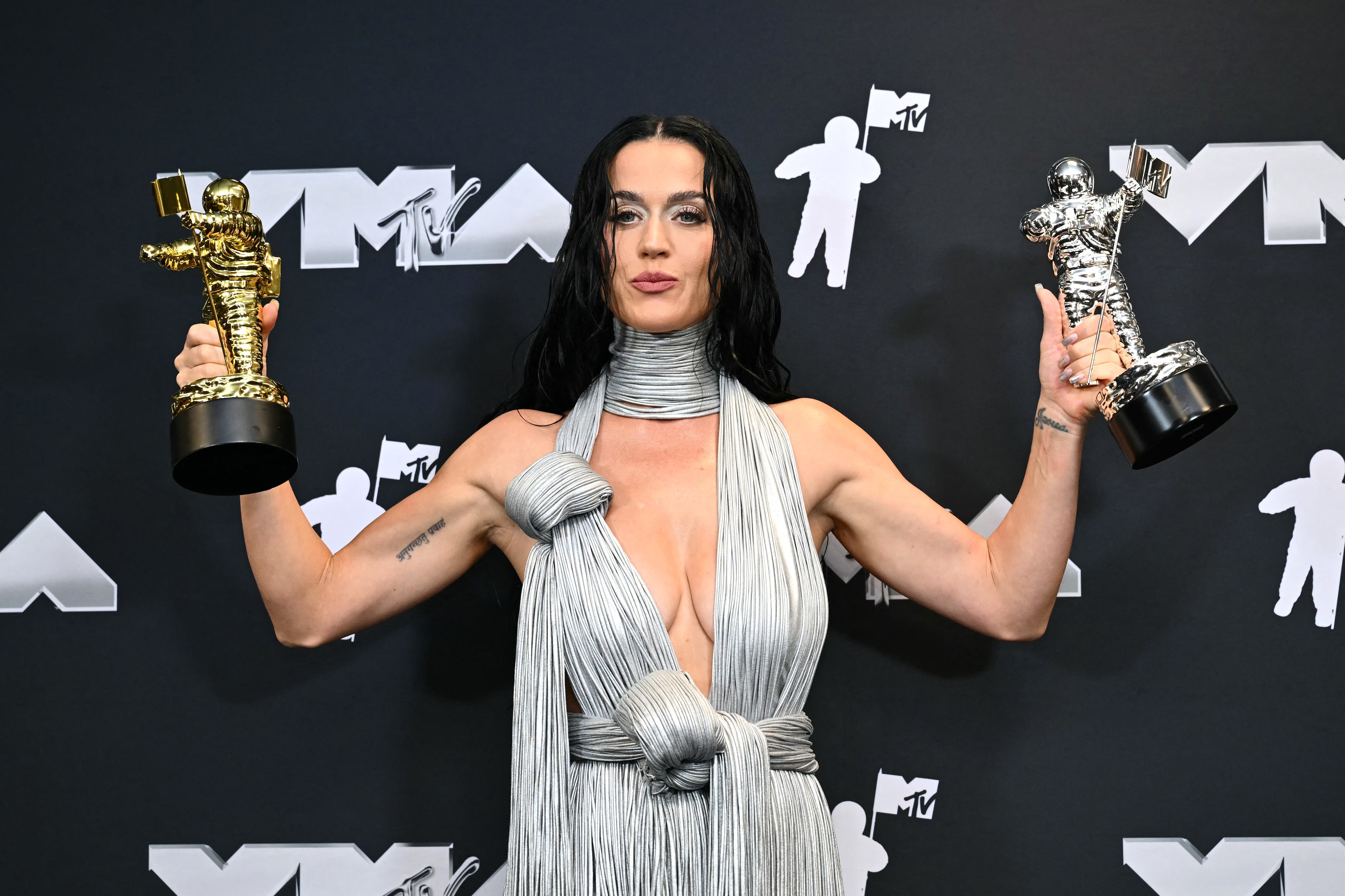 La cantante estadounidense Katy Perry posa en la sala de prensa con el premio Michael Jackson Video Vanguard y con el premio a la interpretación más icónica de los VMA por "Roar" durante los MTV Video Music Awards en el UBS Arena de Elmont, Nueva York, el 11 de septiembre de 2024.