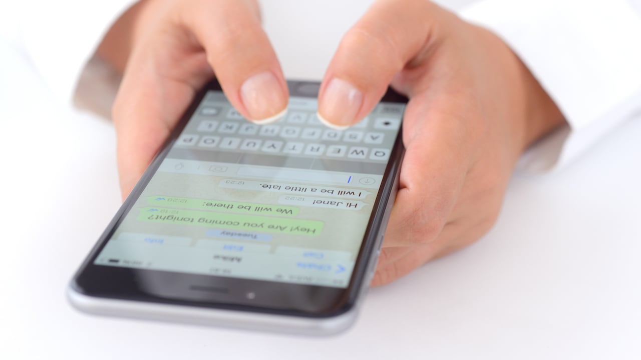 La confirmación de lectura en WhatsApp es una de las funciones de mayor utilidad, pero también una de las más estresantes.