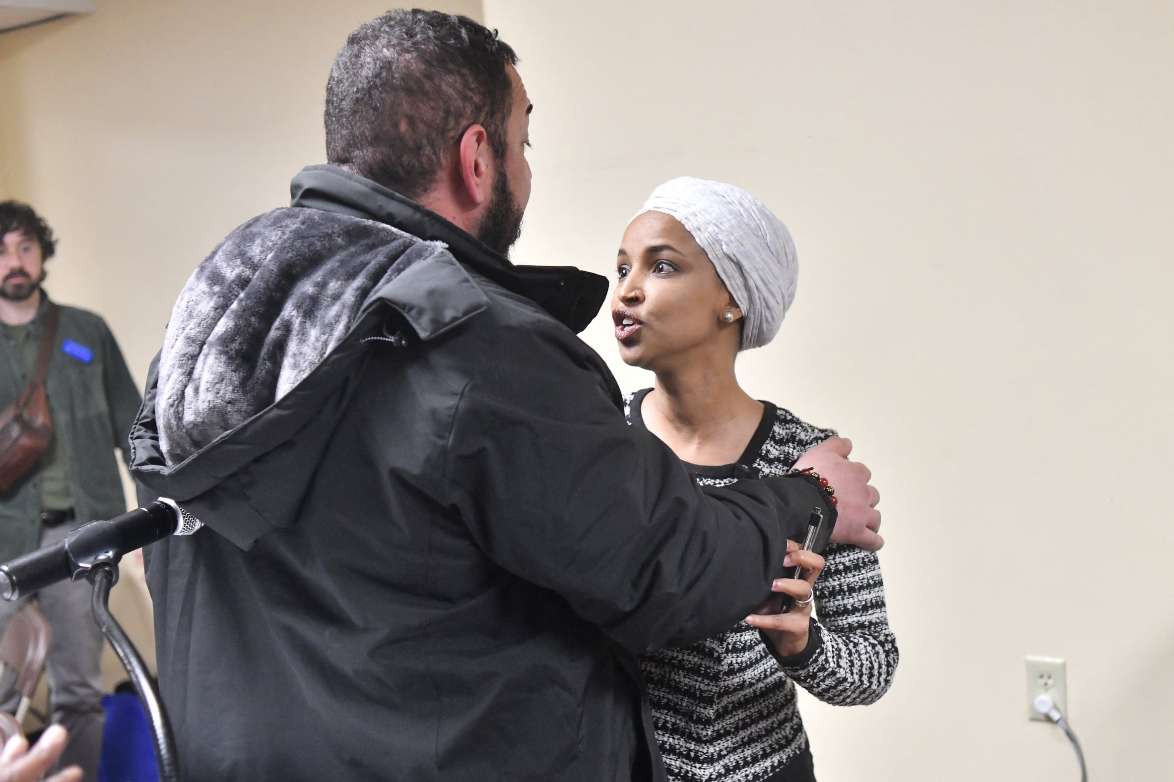 La congresista demócrata estadounidense Ilhan Omar (D-MN) (R) fue rociada con una sustancia desconocida por un hombre mientras ofrecía un foro público en Minneapolis, Minnesota.