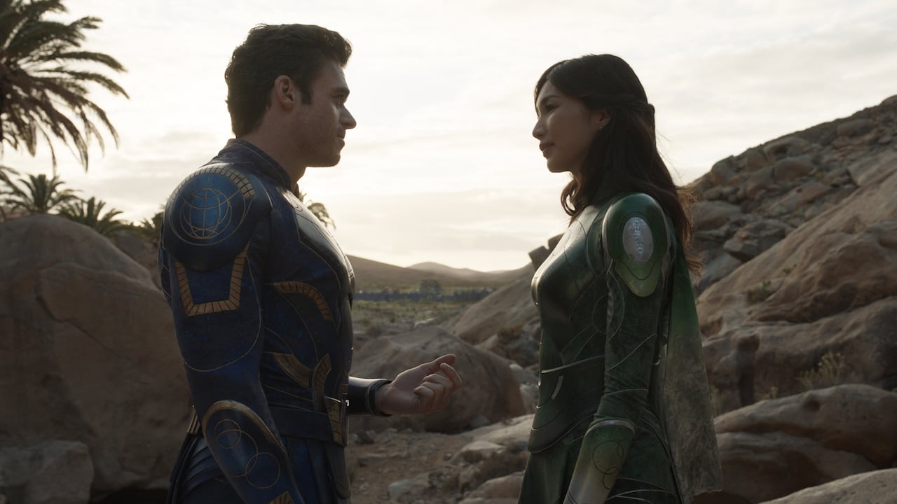 Ikaris (Richard Madden) y Sersi (Gemma Chan) en ETERNALS. Photo courtesy of Marvel Studios. ©Marvel Studios 2021. All Rights Reserved.