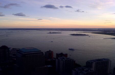 24 de agosto de 2011. El puerto Libertad (Liberty Harbor) al atardecer, desde el piso 70 de la Torre Uno.