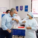 Iván Duque presidente de Colombia con Verónica Machado primera vacunada