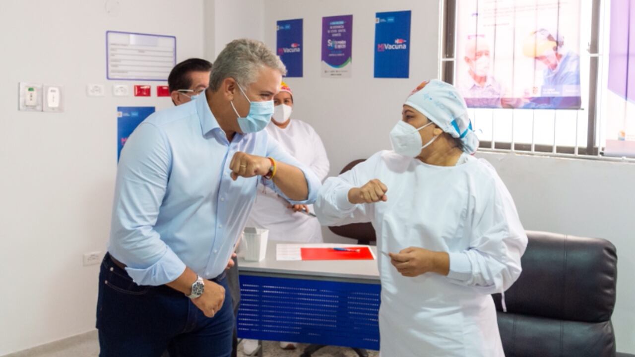 Iván Duque presidente de Colombia con Verónica Machado primera vacunada