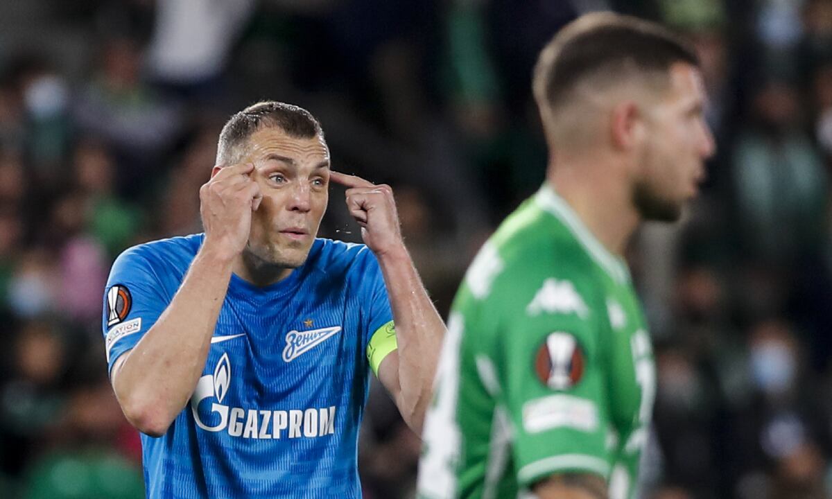 Zenit's Artem Dzyuba, left, reacts during the Europa League play off, second leg soccer match between Betis and Zenit at the Benito Villamarin stadium in Seville, Spain, Thursday, Feb. 24, 2022. (AP/Miguel Morenatti)