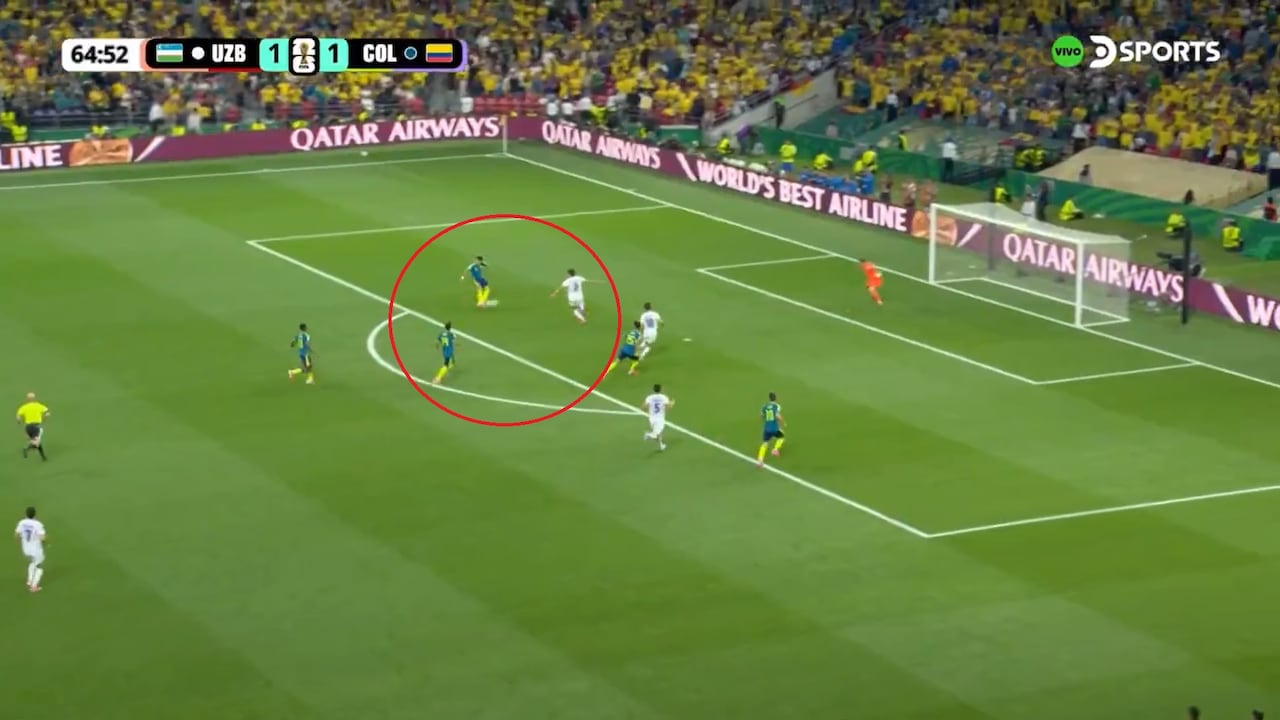 Momento del remate de Luis Díaz.