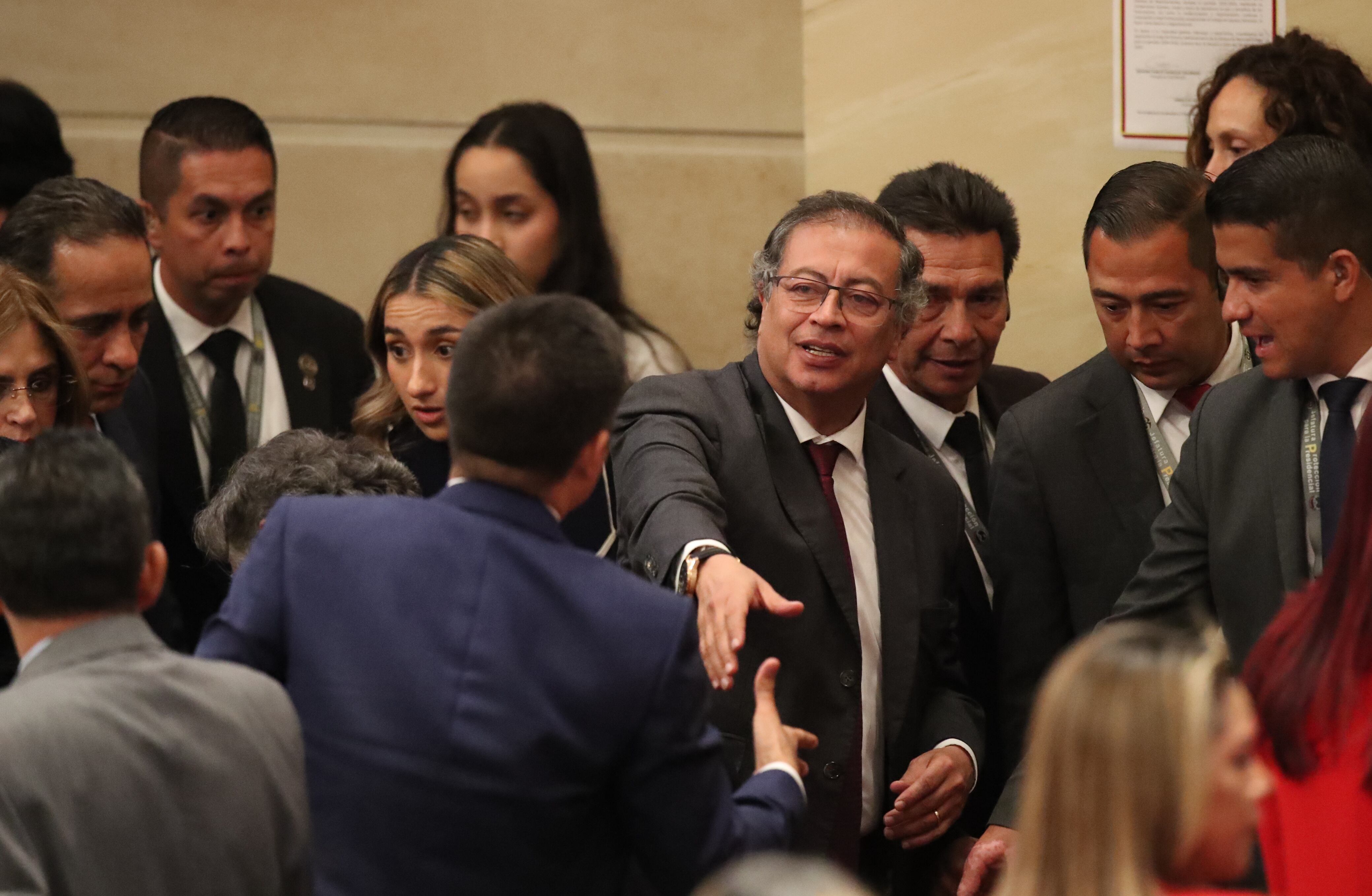 Presidente Gustavo Petro abandona el Congreso.