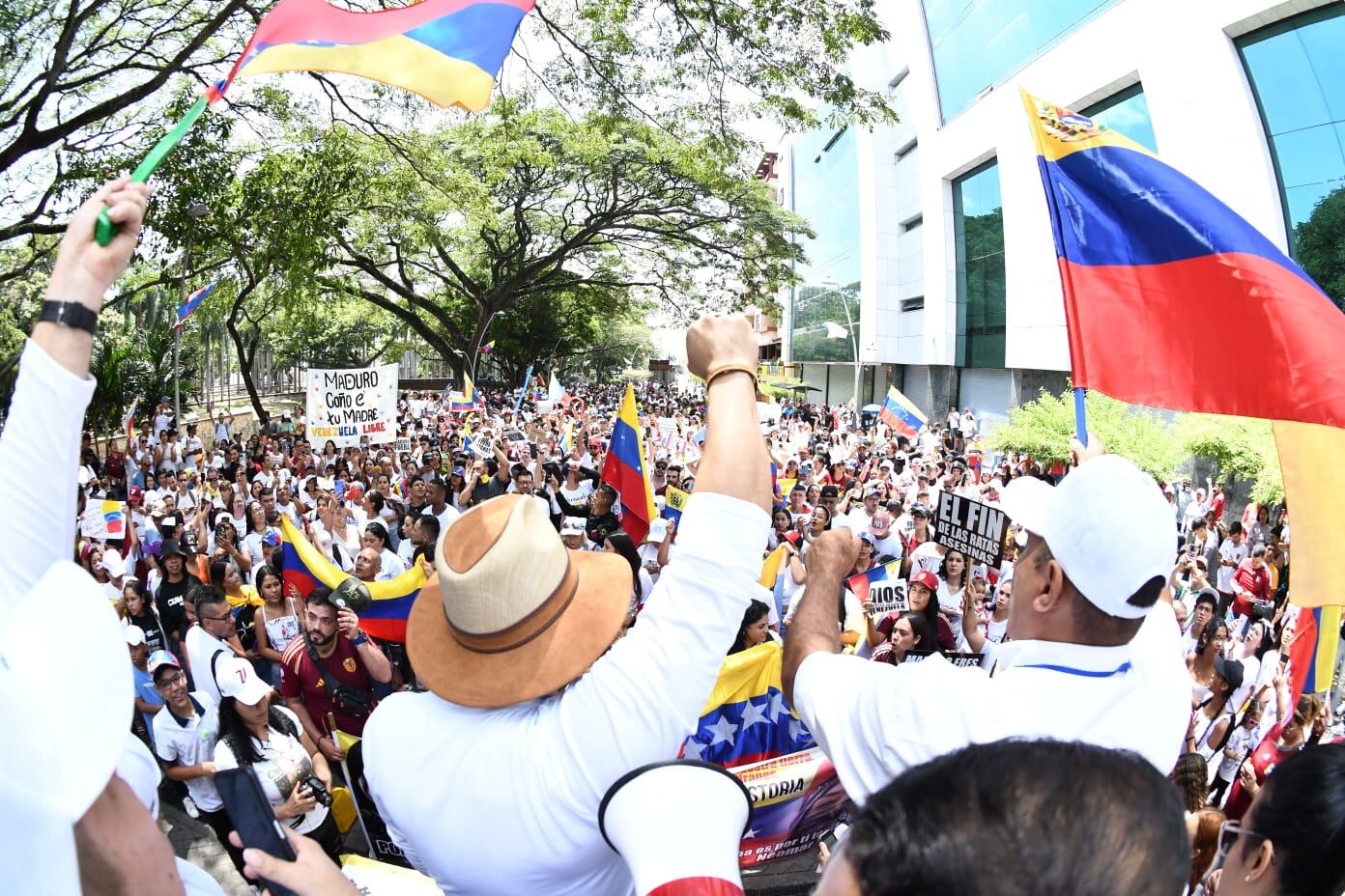 Ciudadanos venezolanos se reúnen en el Boulevard del Río a la espera de los resultados de las elecciones presidenciales en el vecino País.