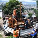Hondureños abandonan sus viviendas luego de que muchas se derrumbaron por los aguaceros. (Photo by ORLANDO sierra / AFP)