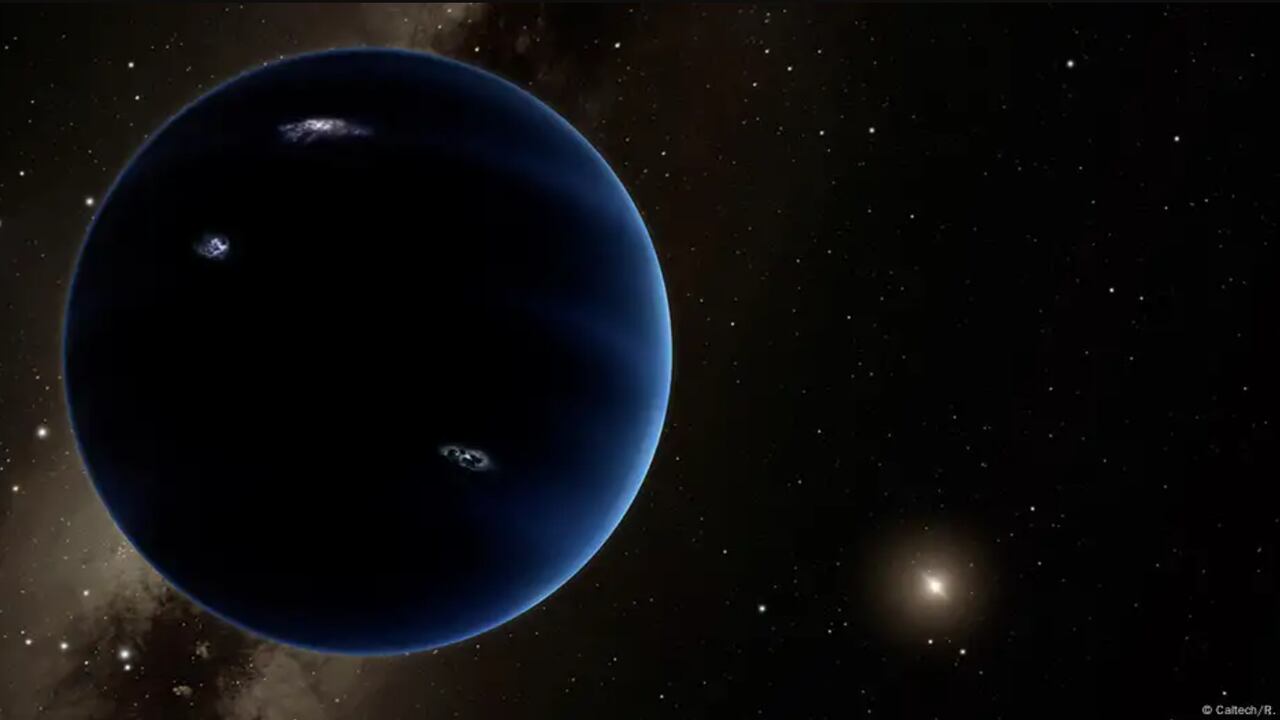 Investigadores hallan un posible planeta oculto más allá de Neptuno gracias a datos de IRAS y AKARI.