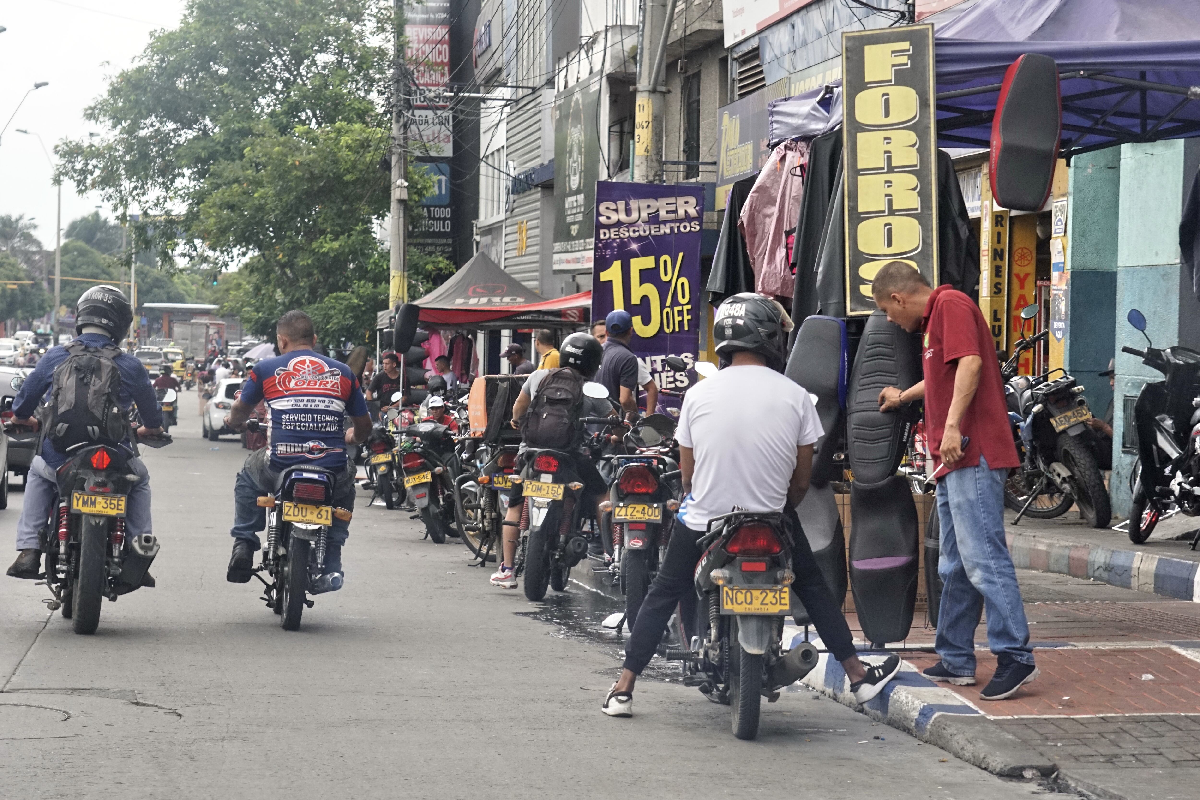 La invasión del espacio público en Cali, no da tregua y cada vez, son más los espacios que son invadidos por vendedores informales, parqueo de vehículos y talleres de motos, entre otros.