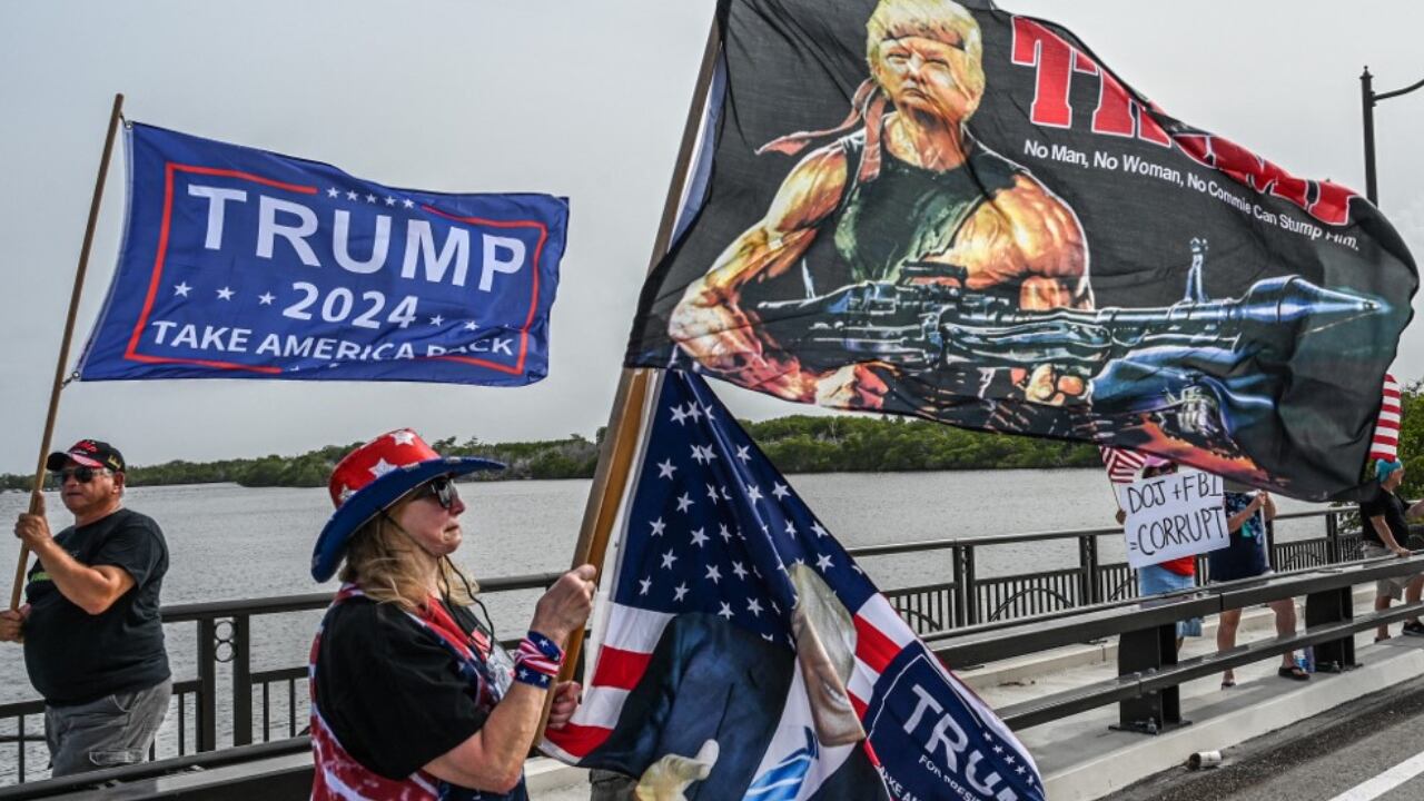 Seguidores de Trump protestaron en Florida por el allanamiento del FBI a la vivienda del expresidente