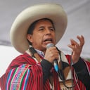 El presidente peruano, Pedro Castillo, vestido con el atuendo típico andino, habla durante una manifestación masiva que pide estabilidad política y económica en Juliaca, región de Puno, Perú, el 7 de diciembre de 2021, mientras el parlamento de mayoría opositora del país discute si se debe o no Realizar un juicio político para el líder de izquierda. - El Congreso de Perú, controlado por la oposición de derecha, inició una sesión plenaria el martes para decidir si abre un juicio político de acusación para el presidente de izquierda Pedro Castillo. La sesión debe concluir con el voto decisivo. (Foto de Carlos MAMANI / AFP)