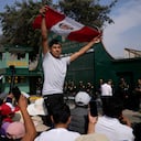 Simpatizantes del expresidente peruano Pedro Castillo se reúnen afuera de la base de la policía en que el exmandatario se encuentra detenido y enfrenta cargos de rebelión, el miércoles 14 de diciembre de 2022, a las afueras de Lima.(AP Foto/Martin Mejía)